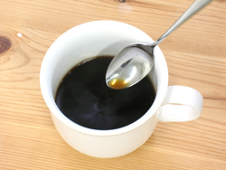 エキスが溶けたのを確認して、スプーンを引き上げます。