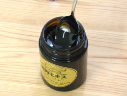 ティースプーンに梅肉エキスをすくいます。