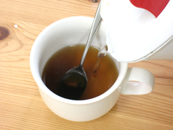 ぬるま湯、または熱めのお湯を注ぎます。