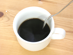 スプーンを浸したまま、5〜10分ほど置きます。