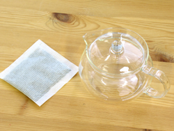 解糖茶と容器を用意します。