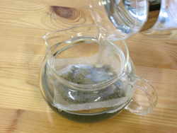 1パックを容器の中に入れて水を注ぎます。