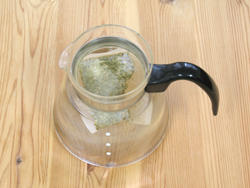 容器にパックを入れ水を入れます