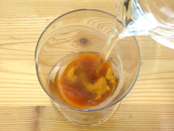 グラスの半分くらいまでスポーツドリンクを注ぎます。