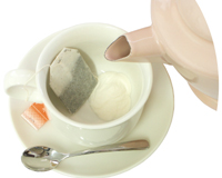 お茶と一緒に熱湯を注いで。