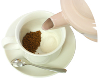 インスタントコーヒーと一緒に溶かして。
