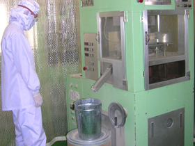 清潔な環境で錠剤生産を行っています。