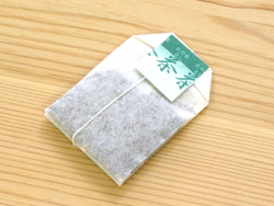 イチョウ葉茶を用意します。