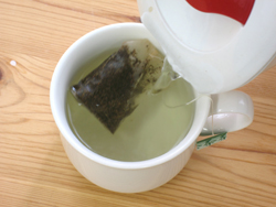 沸騰したての熱湯を注ぎます。