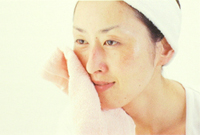 タオルで肌を押さえるようにして水分を吸い取ります。
