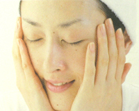 軽く押さえるようにして、顔全体にのばします。