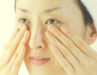 目の下は中指と薬指で押さえるようにします。